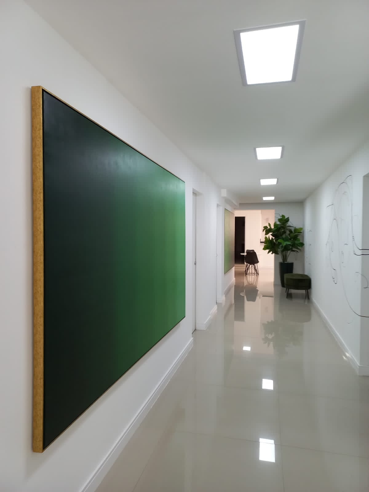 Degradê verde instalado num hall de entrada