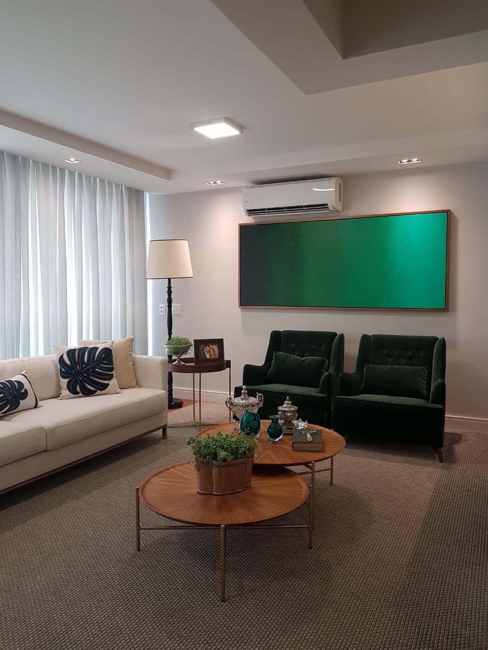 Degradê verde instalado numa sala de estar