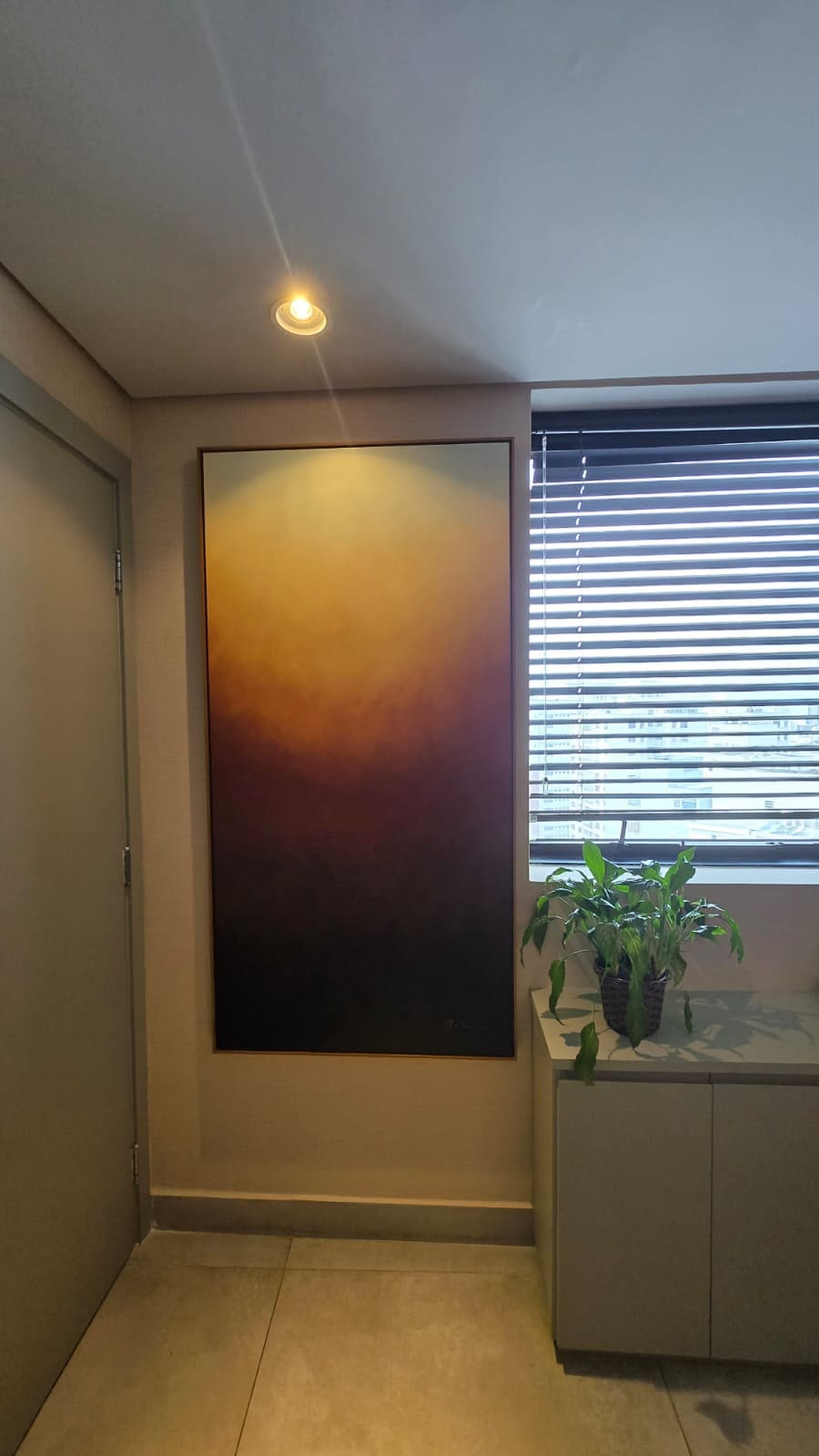 A obra instalada junto à cozinha