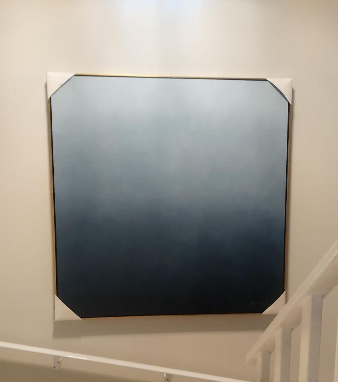 A obra instalada junto à escada