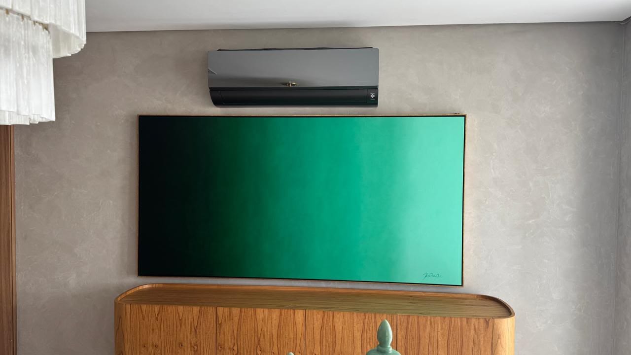 A obra instalada numa sala de jantar