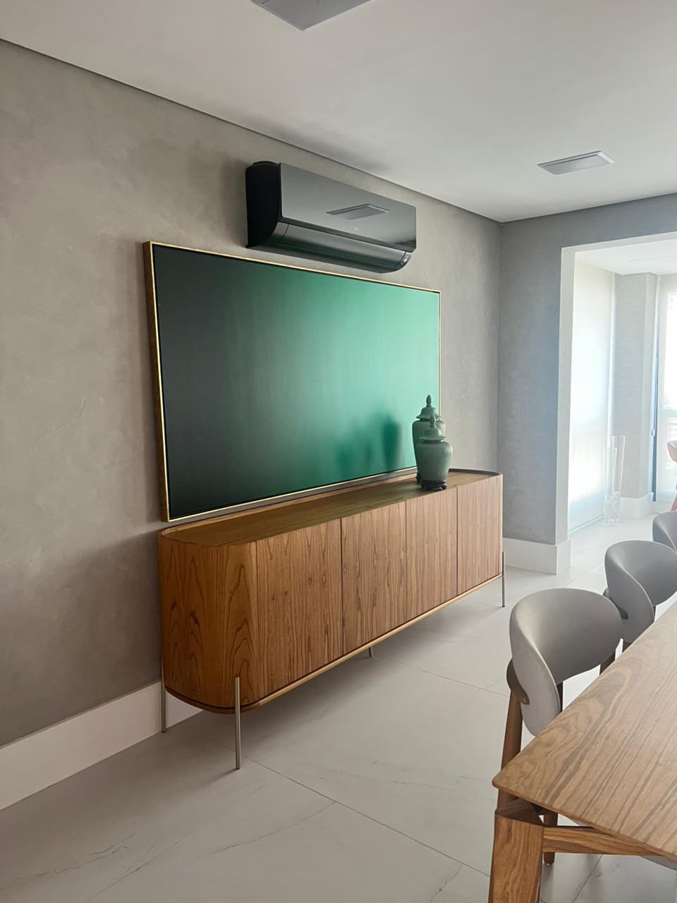 A obra instalada numa sala de jantar