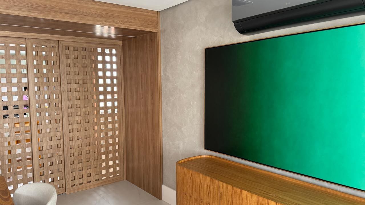 A obra instalada numa sala de jantar