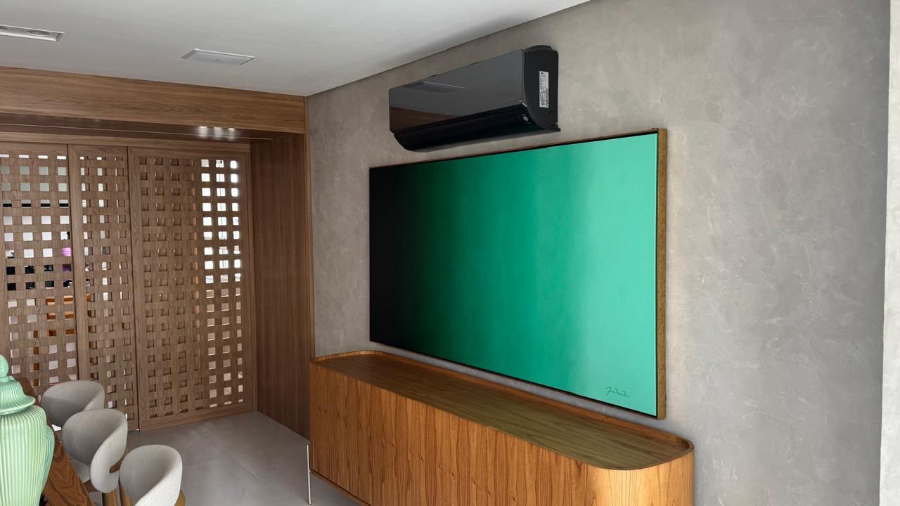 A obra instalada numa sala de jantar