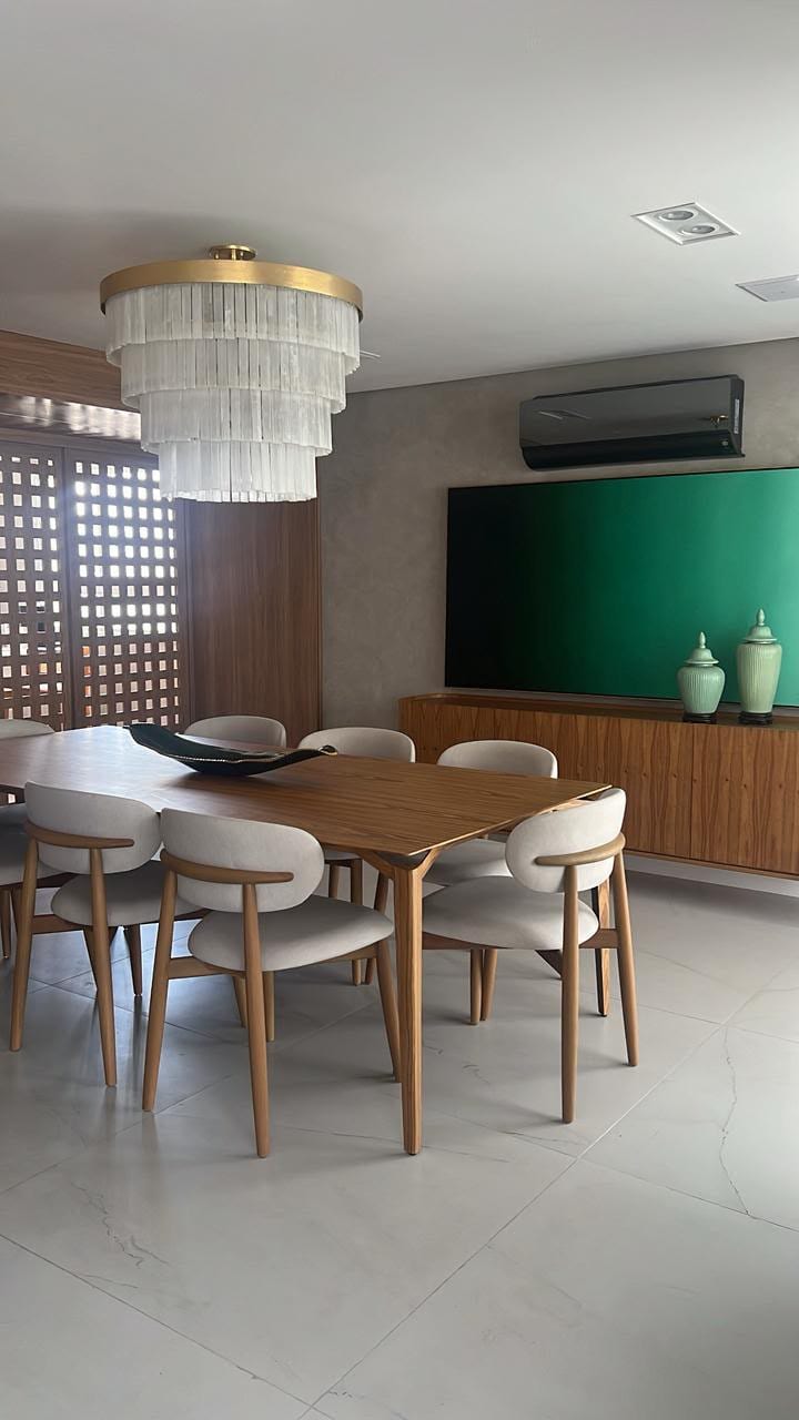 A obra instalada numa sala de jantar