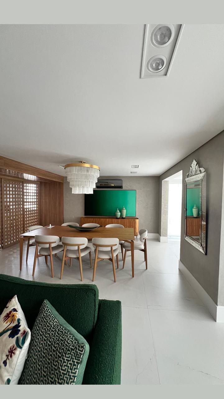 A obra instalada numa sala de jantar