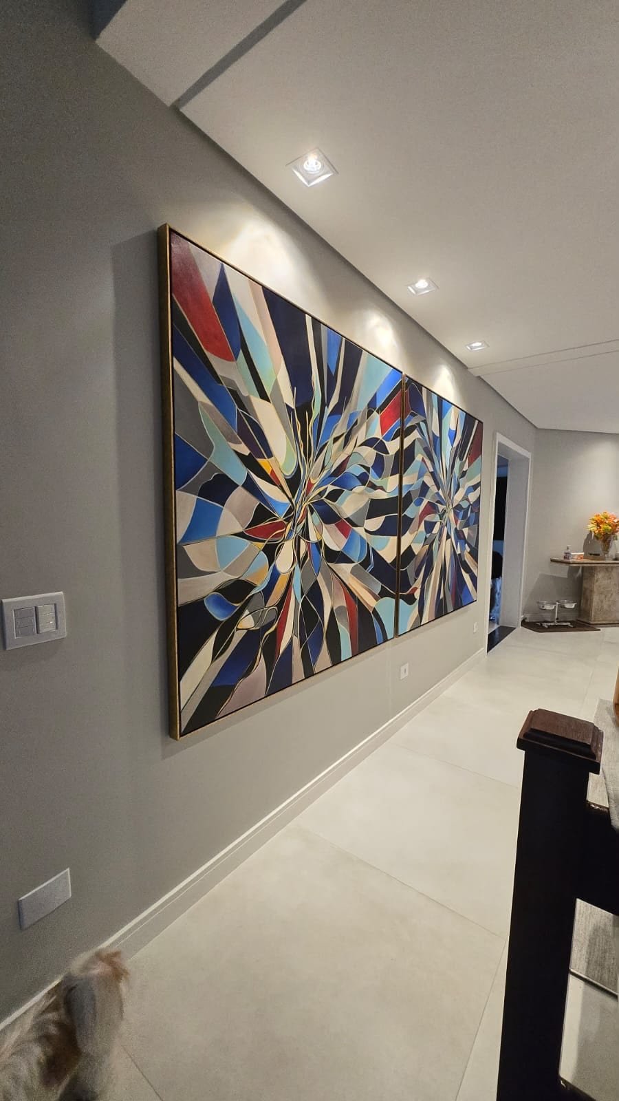 A obra instalada num corredor