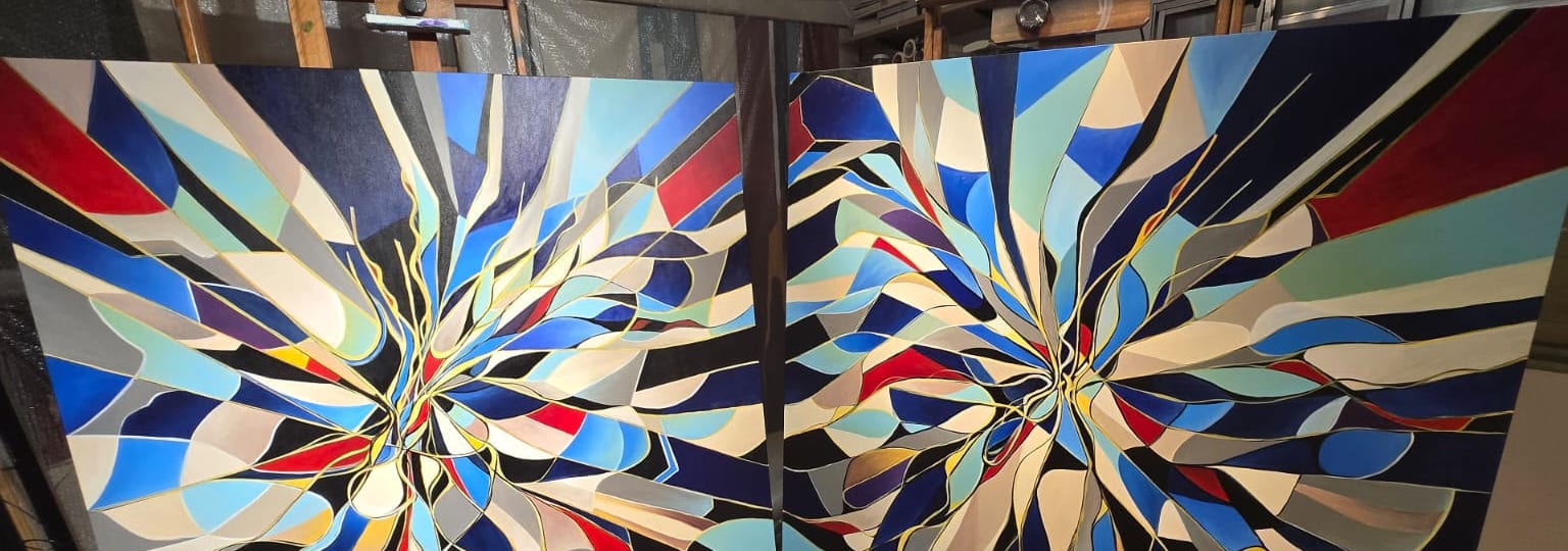 Díptico Colors Geometria Nº 07 — planos facetados em cobalto, carmim e creme sobre preto, costurados por veios dourados