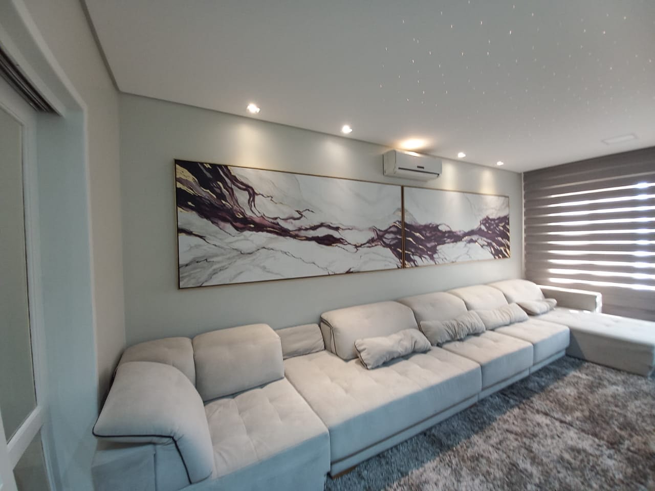 A obra instalada numa sala de estar